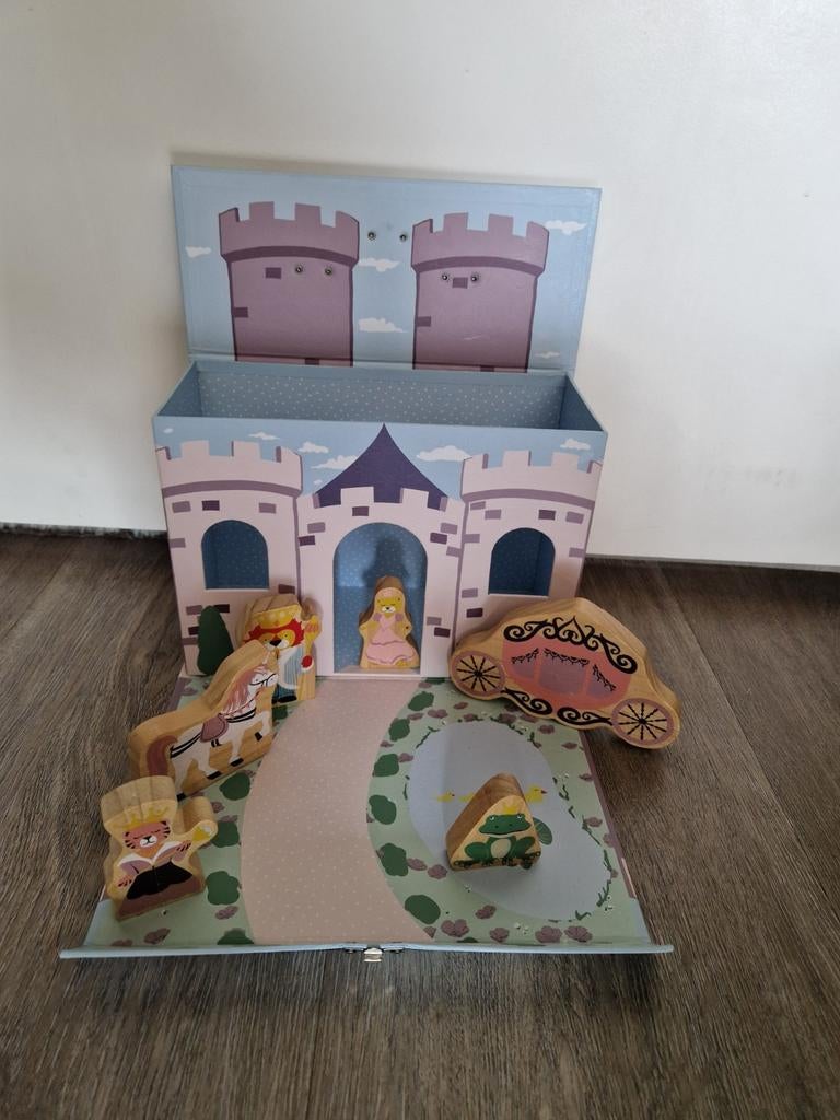 Speelgoed koffer kasteel met houten poppetjes, Ophalen, Zo goed als nieuw