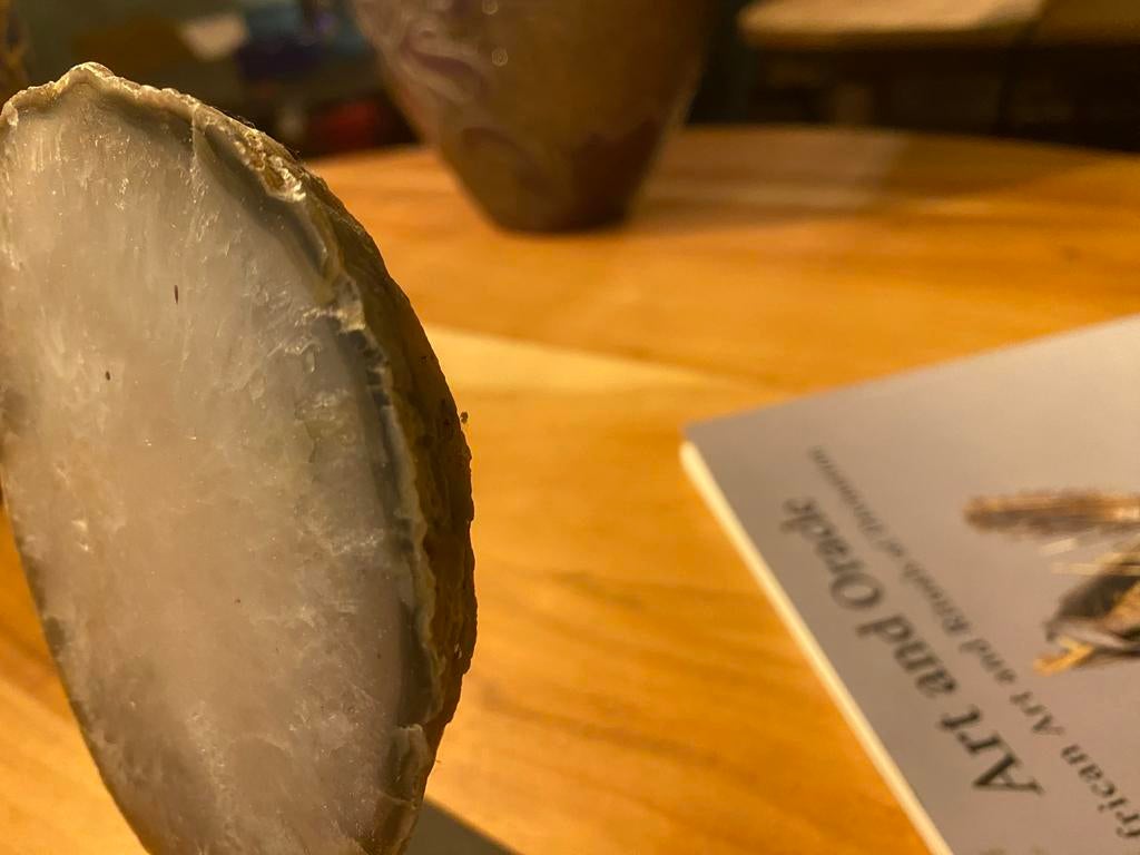 Agaat op houten voet ong 18cm, Verzamelen, Mineralen en Fossielen, Ophalen, Mineraal