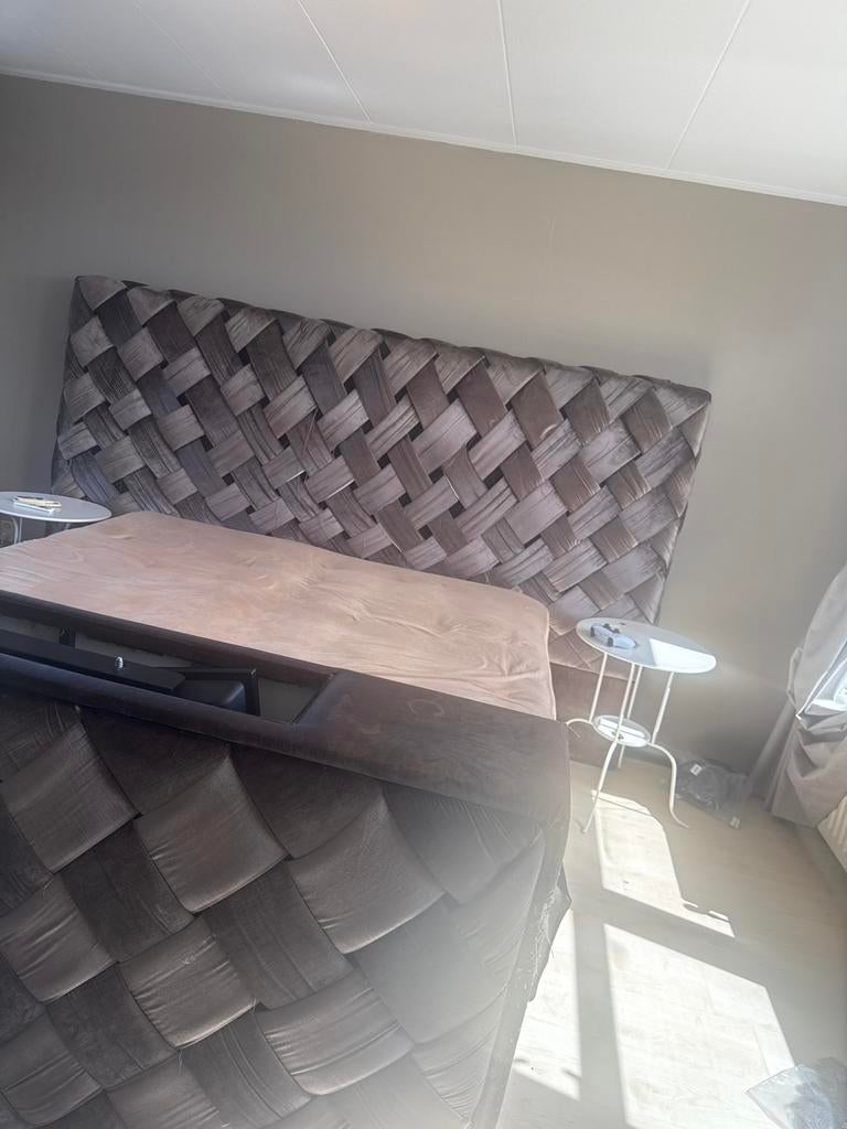 Groot tweepersoonsbed met ingebouwde TV, Huis en Inrichting, Gebruikt, Bruin, Tweepersoons, Ophalen of Verzenden