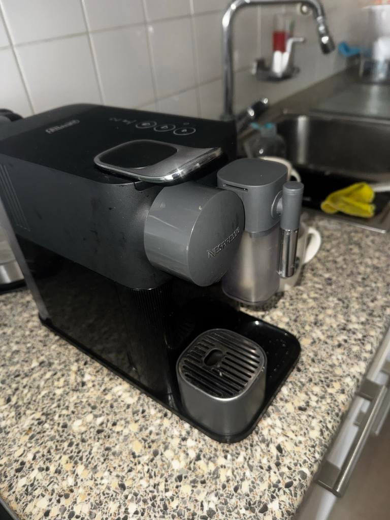 Nespresso Lattissima One koffiemachine, Ophalen, Gebruikt, Koffiemachine, Koffiepads en cups