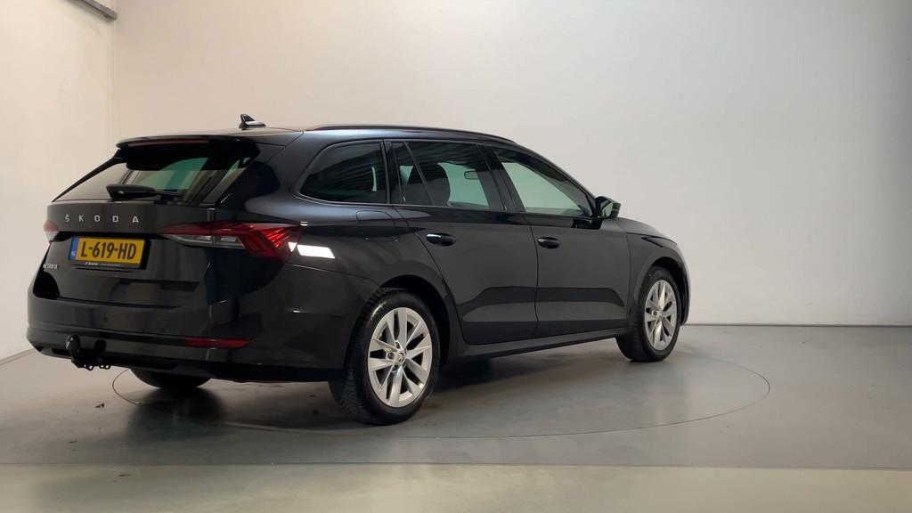 Skoda Octavia Combi 1.5 TSI 150pk First Edition LED Navigati, Auto's, Voorwielaandrijving, Stof, 4 cilinders, Zwart