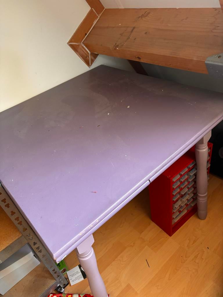 Paarse houten tafel - Gebruikt, maar stevig, Huis en Inrichting, Tafels | Eettafels, Ophalen, Gebruikt, 100 tot 150 cm, 50 tot 100 cm