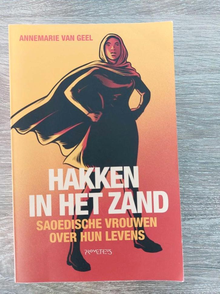 Annemarie van Geel - Hakken in het zand, Boeken, Essays, Columns en Interviews, Zo goed als nieuw, Ophalen of Verzenden