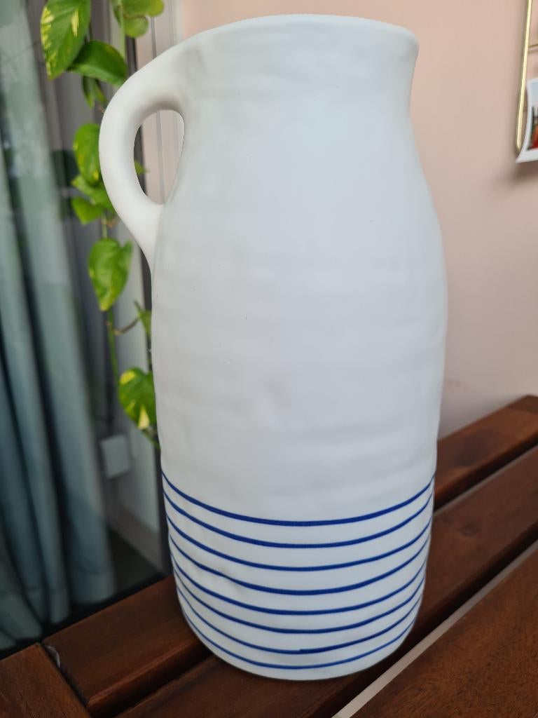Keramieken vaas – wit met blauwe strepen, Huis en Inrichting, Woonaccessoires | Vazen, Zo goed als nieuw, Overige kleuren, Minder dan 50 cm