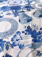 Grote sjaal, Delftsblauw motief, satijn., Ophalen of Verzenden, Zo goed als nieuw, Maat 46/48 (XL) of groter, Sjaal