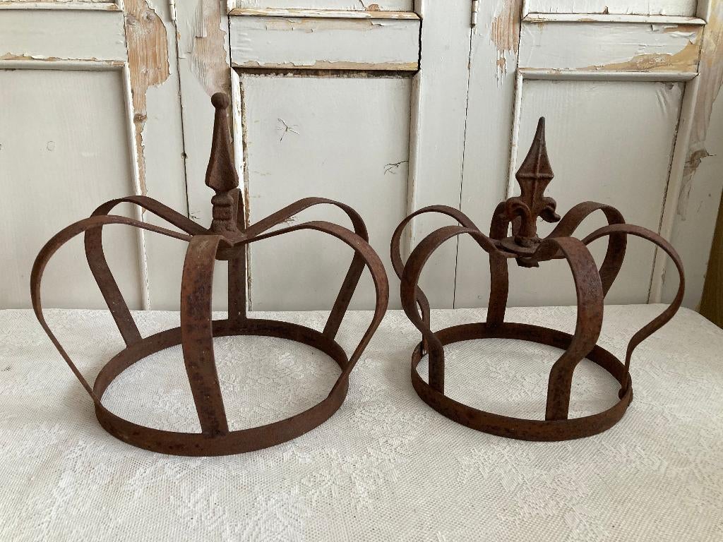 2x Brocante oude ijzeren kroon - kronen, Ophalen of Verzenden