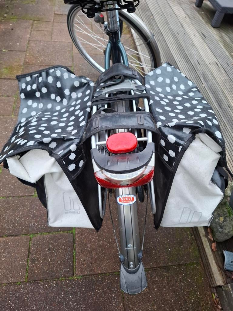 Basil fietstassen + stalen fietsmand, Fietsen en Brommers, Fietsaccessoires | Fietstassen, Gebruikt, Ophalen of Verzenden
