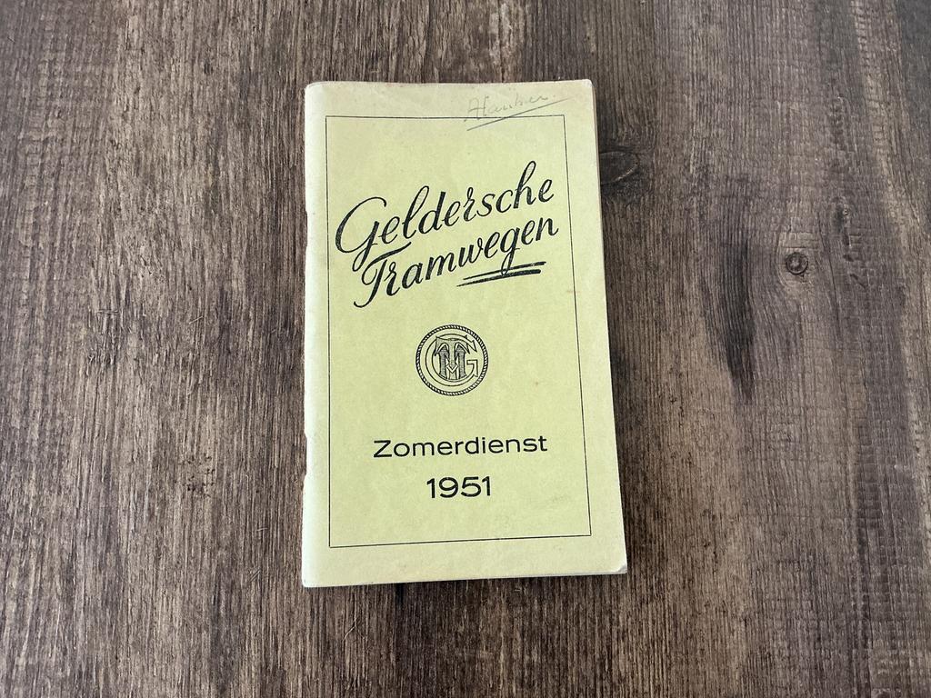 Geldersche Tramwegen zomerdienst 1951, Verzamelen, Spoorwegen en Tramwegen, Ophalen of Verzenden, Zo goed als nieuw, Trein, Boek of Tijdschrift