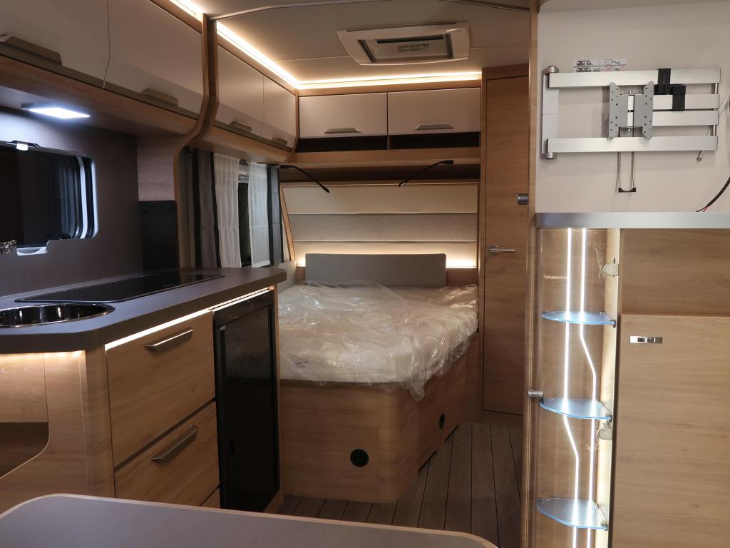 Knaus Sudwind Black Selection 450 FU FRANS BED / RONDZIT, Rondzit, Tot en met 2, Overige typen, 5 tot 6 meter