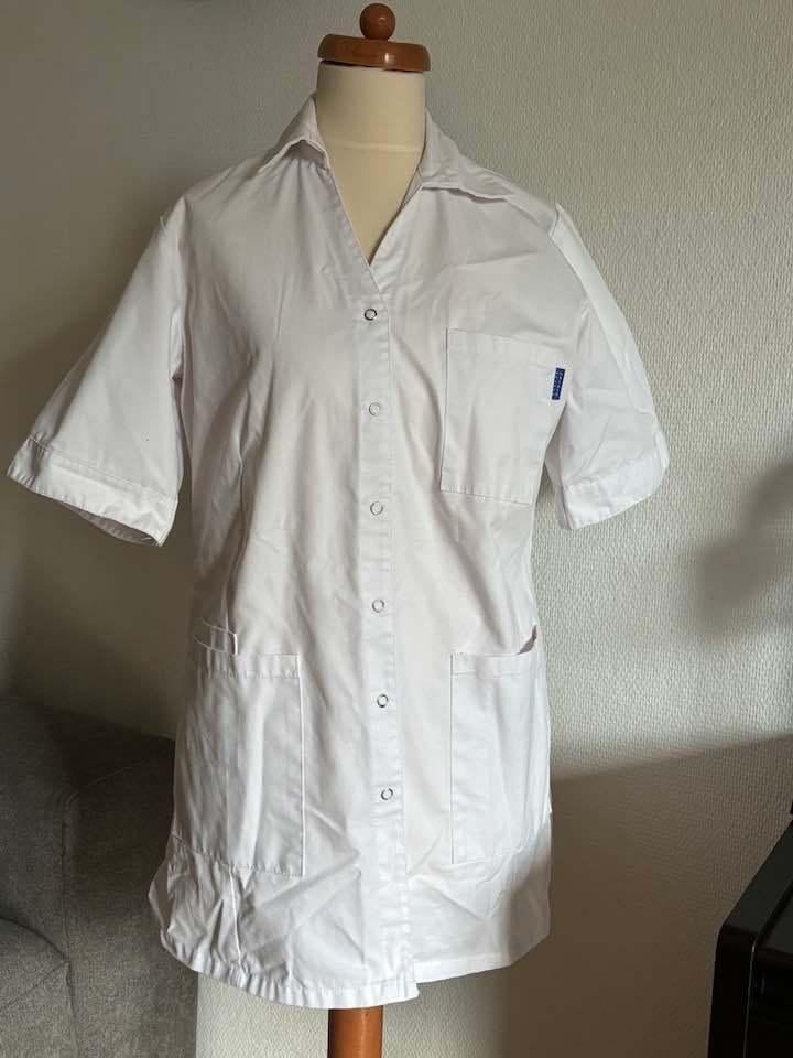 Schoonheidsspecialiste werkkleding, Ophalen of Verzenden, Gedragen, Maat 36 (S), Wit