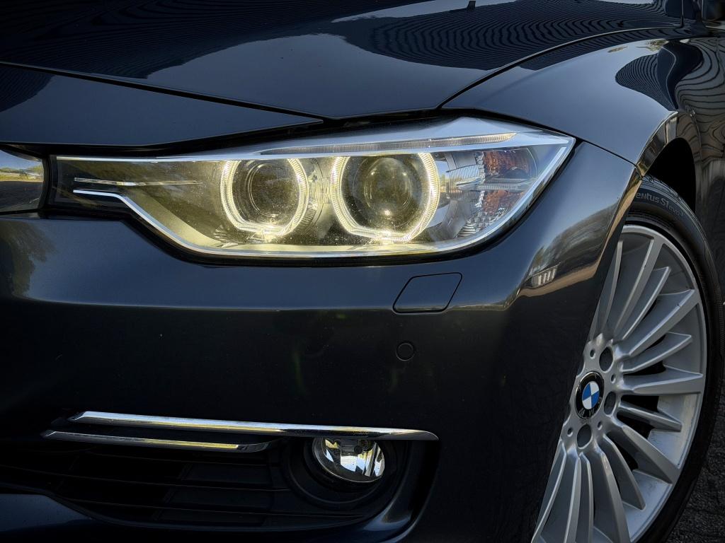 BMW 3-serie 320i LuxuryL AUT|DAK|LEER|MEMORY|NAVIPRO|LED, Auto's, Automaat, Euro 5, Gebruikt, Zwart