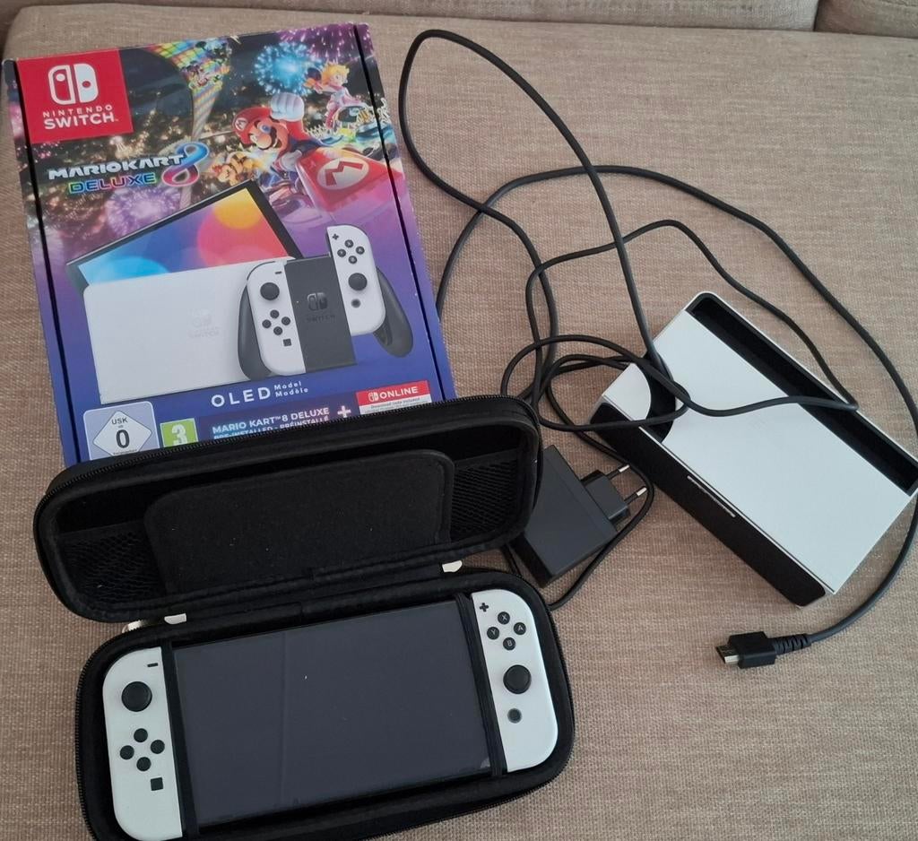 Nintendo Switch OLED met Mario Kart 8 Deluxe en hoes, Racen en Vliegen, Ophalen of Verzenden, Zo goed als nieuw, Eén computer