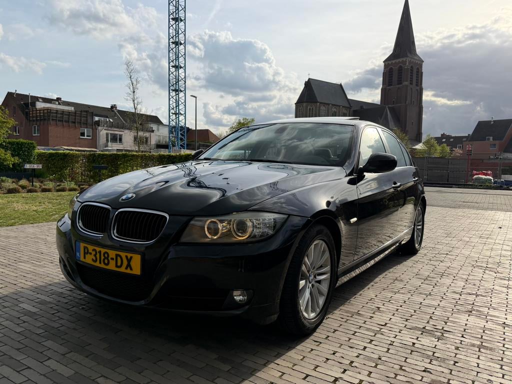 BMW 318i Automaat | Pano | Stoelverwarm. | Dealer Onderhoud, Automaat, 1995 cc, Zwart, 1365 kg