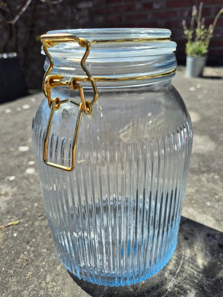 Mooie glazen voorraadpot met gouden sluiting, Voorraadpot, Ophalen of Verzenden, Zo goed als nieuw, Glas