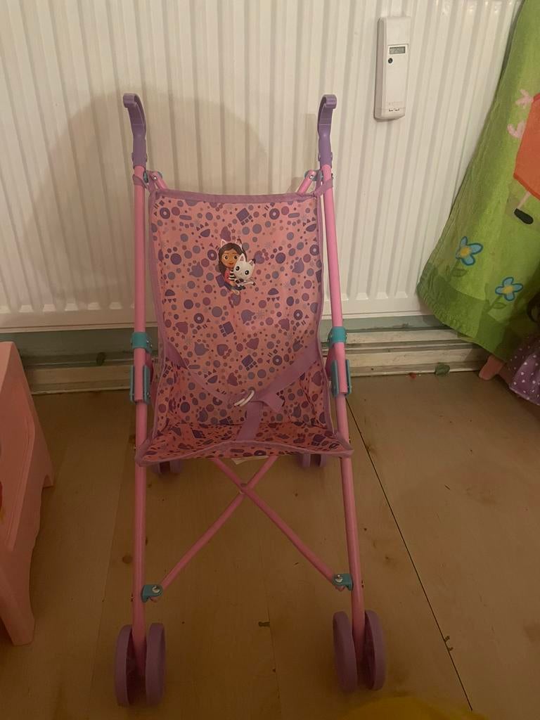 poppen buggy Gabby dollhouse, Ophalen of Verzenden, Zo goed als nieuw