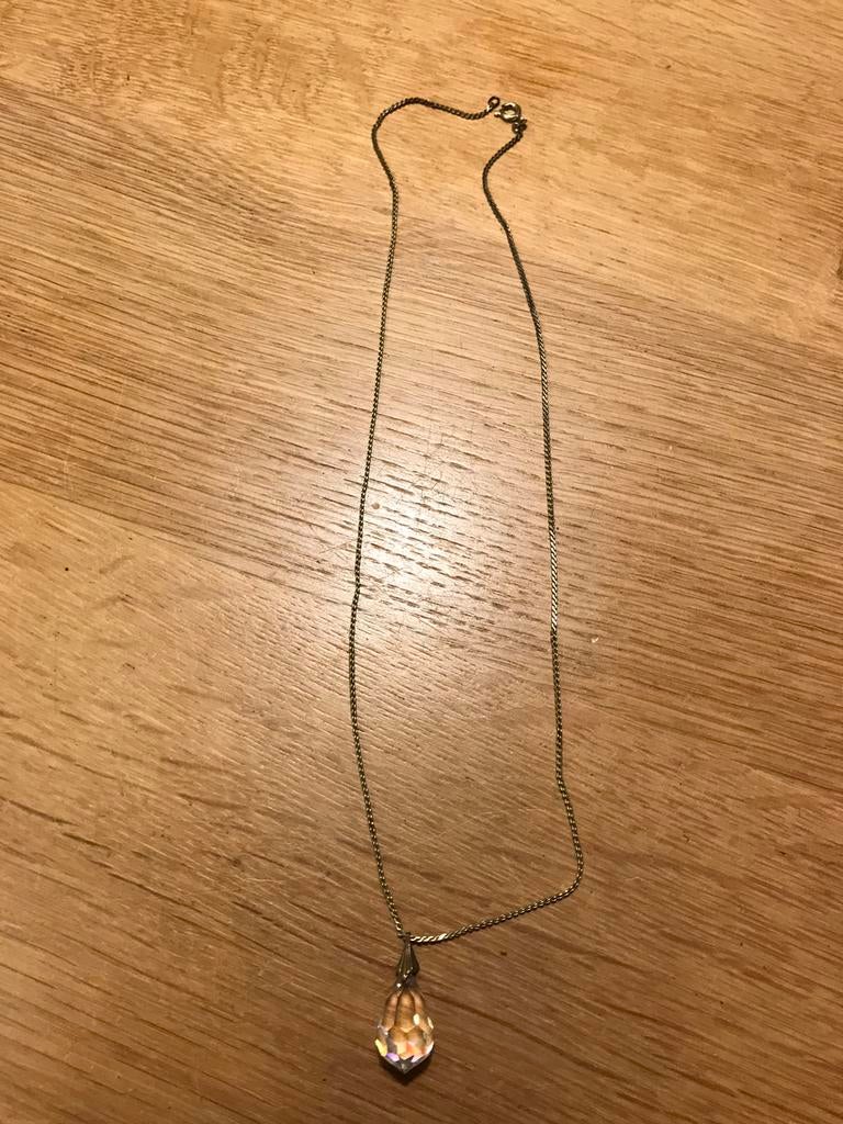 Goudkleurige ketting met kristalachtige hanger, Ophalen of Verzenden, Gebruikt, Overige materialen