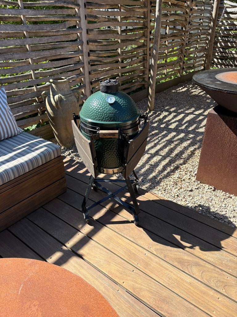 Zeer nette Big Green Egg Small BBQ, Tuin en Terras, Houtskoolbarbecues, Ophalen, Zo goed als nieuw, Met accessoires