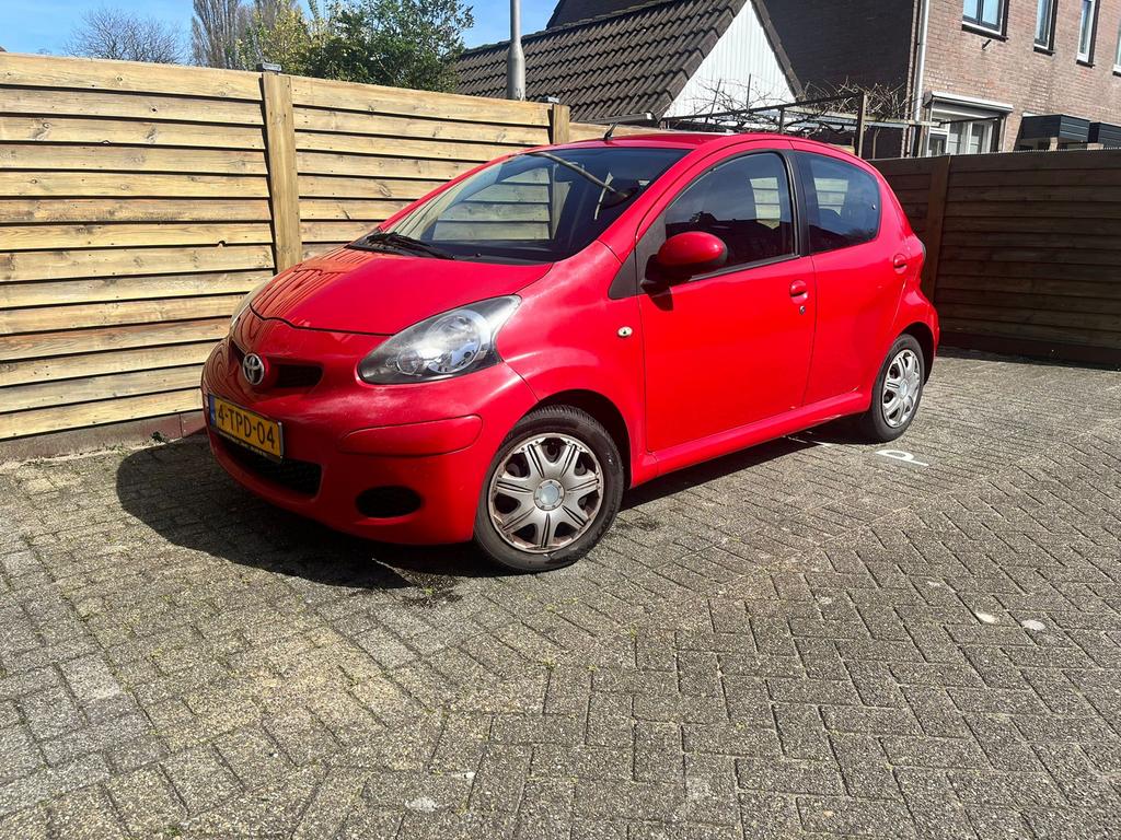 Toyota Aygo 1.0 12V Vvt-i 5DRS 2010 Rood, Auto's, Toyota, Voorwielaandrijving, 4 stoelen, 68 pk, Handgeschakeld