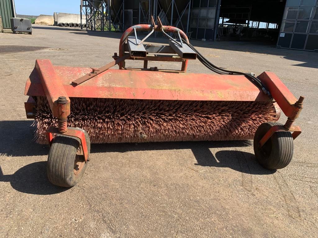 Rolbezem hydraulisch veegmachine 220 breed. Wifo sloothaak, Ophalen