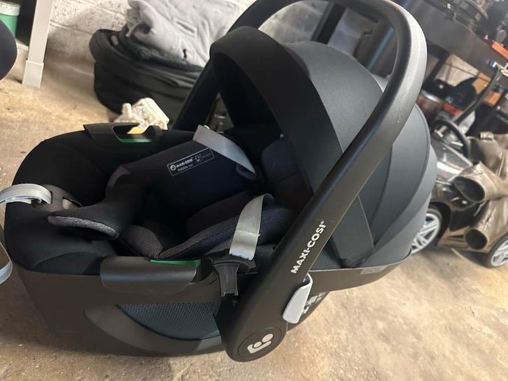 Maxi Cosi Pebble met 360 graden Isofix base, Kinderen en Baby's, Autostoeltjes, Gebruikt, Maxi-Cosi, 0 t/m 13 kg, Isofix, Zijbescherming