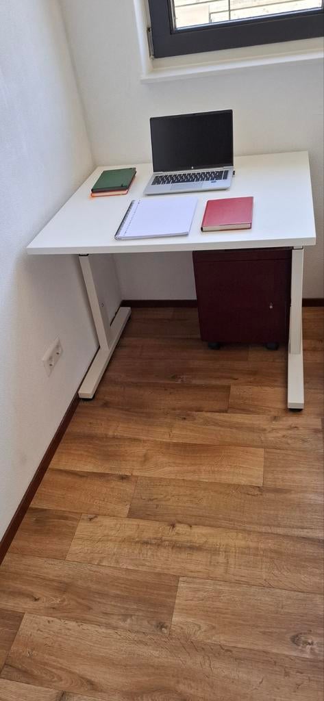 Modern wit bureau - ideaal voor thuiswerkplek of student, Huis en Inrichting, Ophalen, Gebruikt, Spaanplaat of MDF, Computerbureau