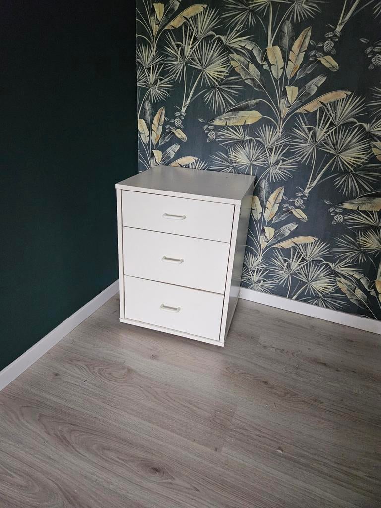 Nachtkastje wit met 3 lades, Huis en Inrichting, Slaapkamer | Nachtkastjes, Ophalen, Gebruikt, Hout, Minder dan 45 cm