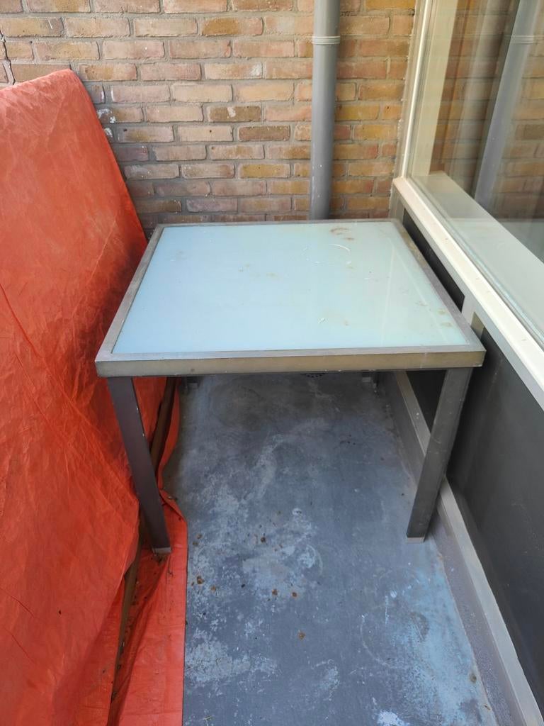 Gratis af te halen stevige tafel en stoelen, Ophalen, Gebruikt, Vierkant, Aluminium
