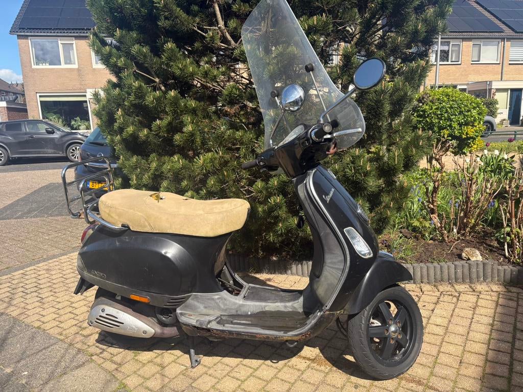 Vespa c38 2010, bodem aardig verrot. Rijdt goed 30km., Fietsen en Brommers, Ophalen, Gebruikt, Benzine, Vespa LX