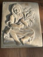 Keramiek voorstelling reliëf afb. meisje op hek met boeket, Ophalen