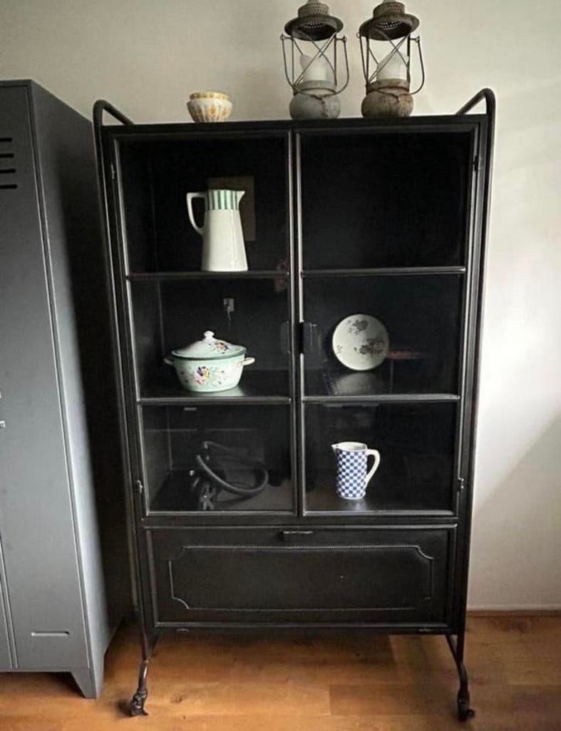 Zwarte industrieel metalen vitrine kast op wieltjes, Huis en Inrichting, Kasten | Vitrinekasten, Ophalen, 100 tot 150 cm, Zo goed als nieuw
