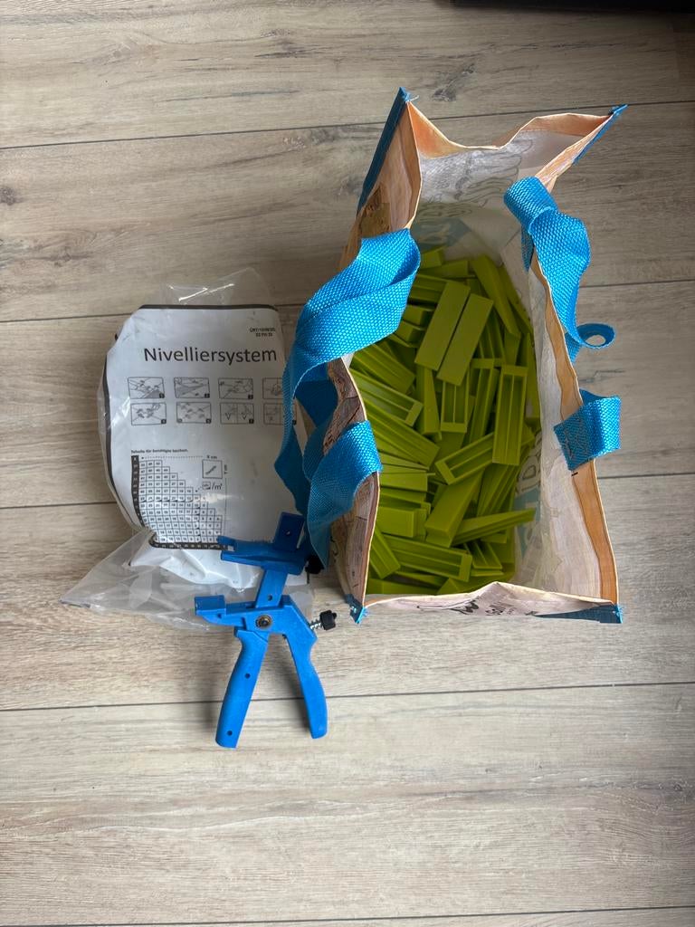 Nivelleersysteem set met nivelleertang, Doe-het-zelf en Verbouw, Tegels, Gebruikt, Overige typen, 10 m² of meer, Overige materialen