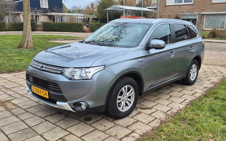 Mitsubishi Outlander 2.0 Phev 4WD CVT 5P 2015 Grijs, Auto's, Mitsubishi, Particulier, Outlander, 4x4, Achteruitrijcamera, Airbags