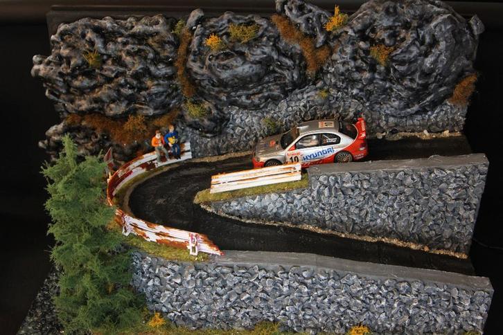 Diorama met SCX Hyundai Accent WRC 2003 1:32 Monte-Carlo, Hobby en Vrije tijd, Modelbouw | Figuren en Diorama's, Nieuw, Diorama