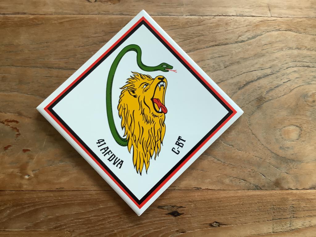 Wandtegel 41e Afdeling Veldartillerie Charly Compagnie, Verzamelen, Ophalen of Verzenden, Zo goed als nieuw, Embleem, Speld of Insigne
