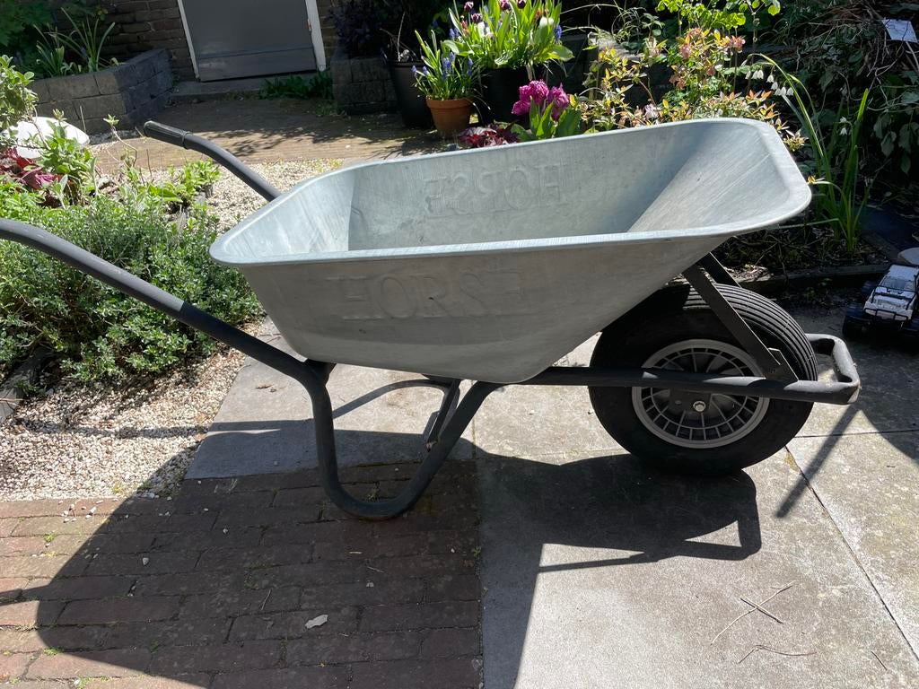 Stevige Zinkkleurige Kruiwagen - Ideaal voor Tuinwerk, Ophalen, Gebruikt, Handmatig, Eenwielig