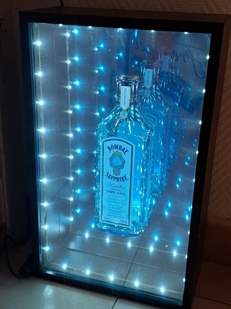 Zeldzame lichtreclame Bombay Saphire Gin (houdini-cooler), Ophalen of Verzenden, Nieuw, Lichtbak of (neon) lamp