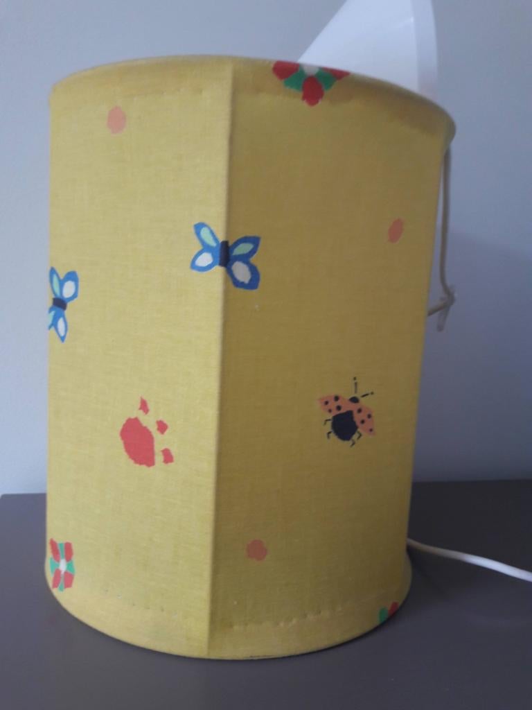 Vrolijke lamp hanglamp kinderlamp
hoogte 28 cm
doorsnede 25, Huis en Inrichting, Lampen | Hanglampen, Ophalen of Verzenden