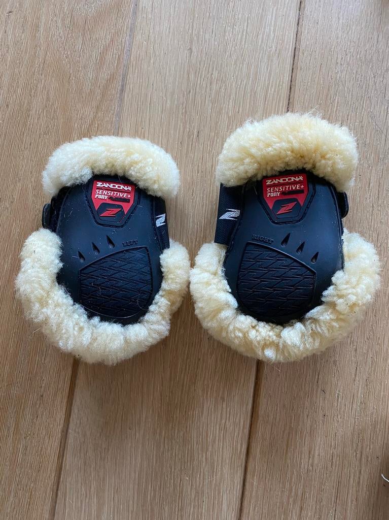 Zandona Carbon Air Sensitive+ achterbeen beschermers pony, Dieren en Toebehoren, Paarden en Pony's | Beschermers, Nieuw, Rijden