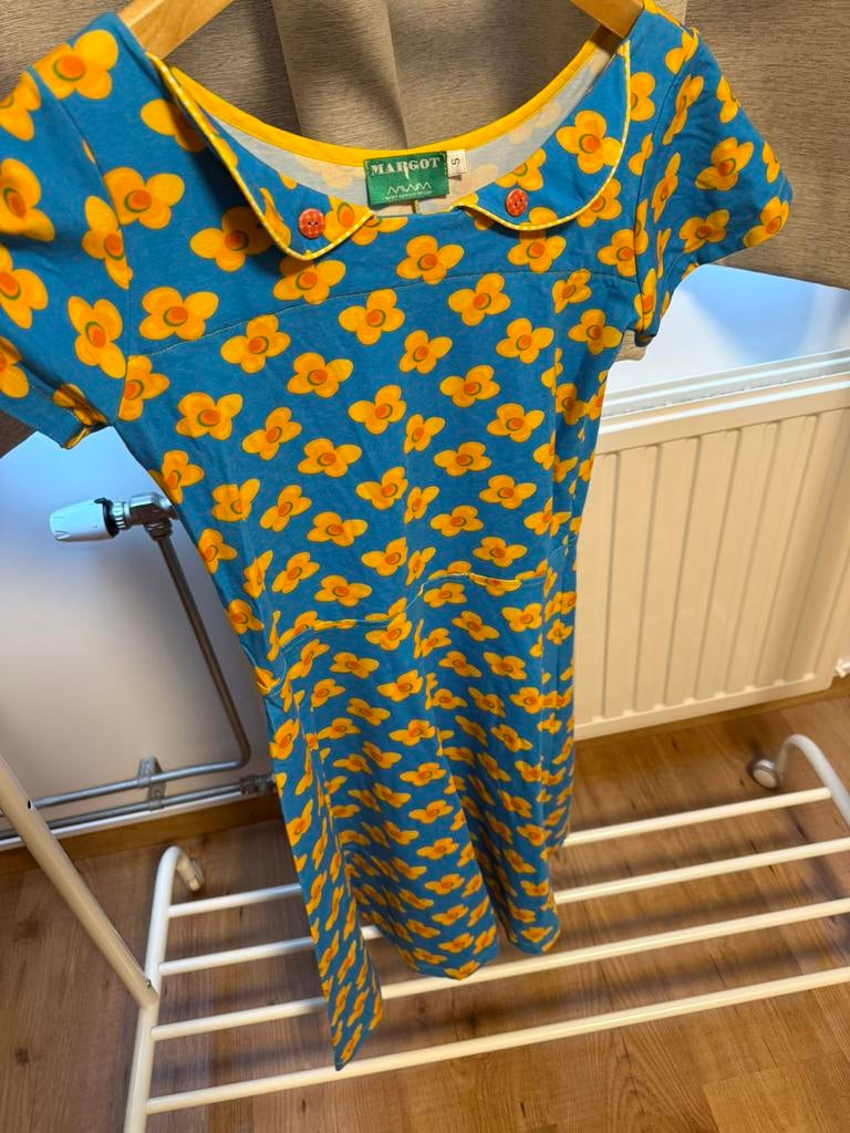 Margot zomerjurkje blauw met gele bloemetjes mt S, Kleding | Dames, Jurken, Verzenden, Zo goed als nieuw, Blauw, Boven de knie