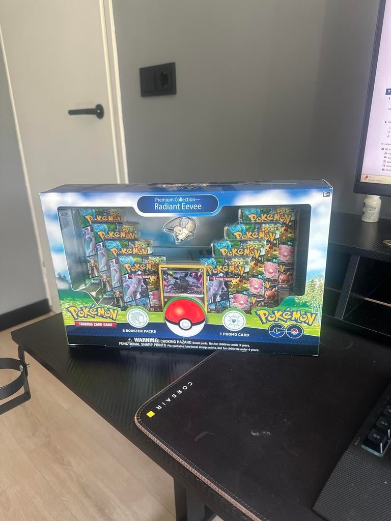 Pokémon TCG: Pokémon GO Premium Collection Radiant Eevee, Hobby en Vrije tijd, Verzamelkaartspellen | Pokémon, Ophalen of Verzenden
