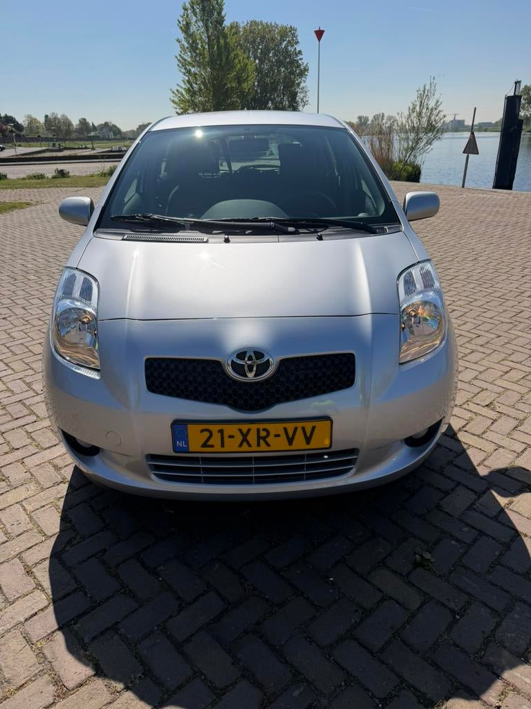 Toyota Yaris 1.3 16V Vvt-i 5DR SOL MMT 2007 Grijs, Auto's, 40 €/maand, 750 kg, 4 cilinders, Origineel Nederlands
