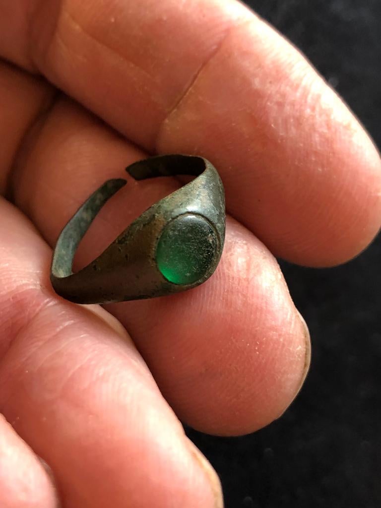 Bodemvondst MIDDELEEUWSE brons RING met groene GLAS gem, Antiek en Kunst, Ophalen of Verzenden