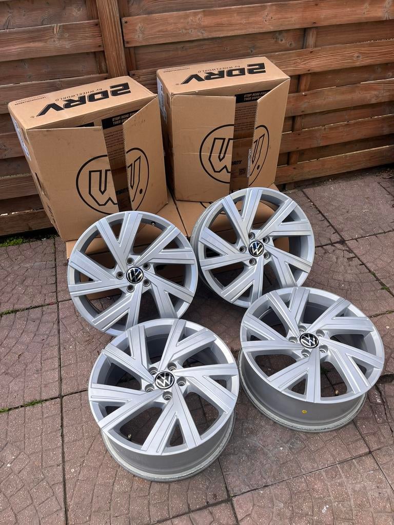 Volkswagen velgen 8 GTI Bergamo 18” schadevrij, Auto diversen, Wieldoppen, Ophalen, Zo goed als nieuw