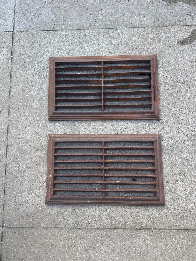 Set van oude gietijzeren deurmatten deurroosters, Ophalen