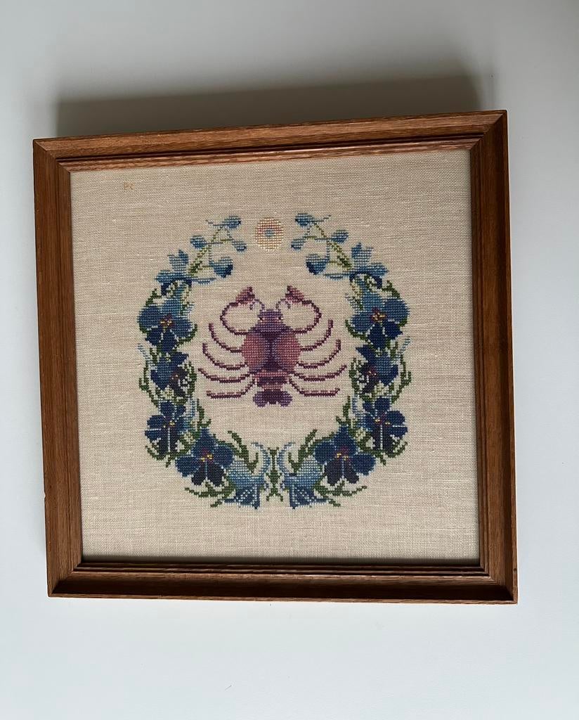 Vintage Borduurwerk sterrenbeeld kreeft in houten lijst, Ophalen of Verzenden