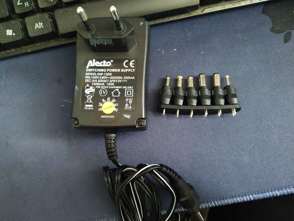 UNIVERSELE ECO NETADAPTER 1500 MA, Audio, Tv en Foto, Opladers, Ophalen of Verzenden, Zo goed als nieuw