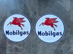 2 MOBILGAS benzinepomp stickers sticker. Benzine olie., Ophalen of Verzenden, Gebruikt, Gebruiksvoorwerp