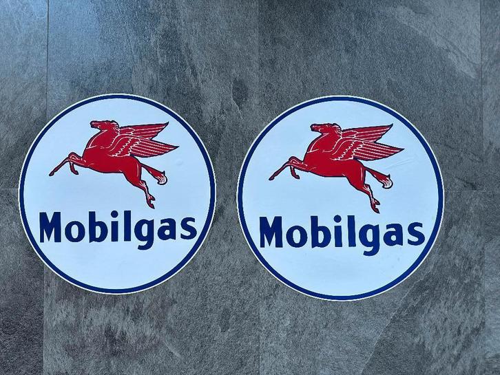 2 MOBILGAS benzinepomp stickers sticker. Benzine olie., Verzamelen, Merken en Reclamevoorwerpen, Gebruikt, Gebruiksvoorwerp, Ophalen of Verzenden