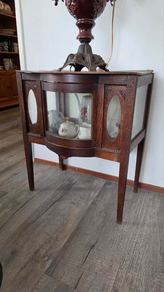 Antieke kastje en lamp te koop, Ophalen