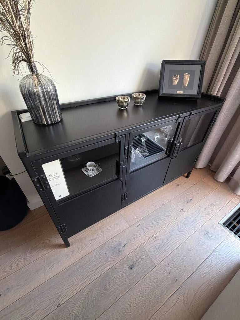 Industrieel dressoir van metaal met glazen deurtjes, Ophalen, Gebruikt, 100 tot 150 cm, Metaal